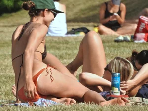 Milfs in the sun [025]