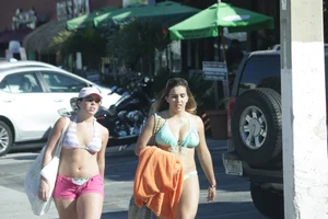 Deerfield Beach girls in bikinis