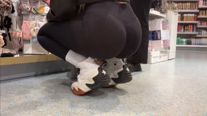 (NOT OC) Blonde Baddie in leggings