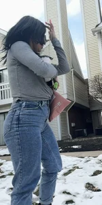 Latina in jeans