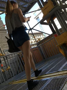 Street Creepshot of Sexy Girl in Mini-Shorts