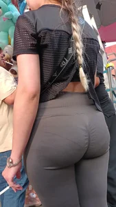 Latina con tremendo culo en Leggings