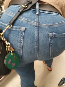 SEXY A$$ beautiful OBVLIOUS latina MATURE milf gave me a show!