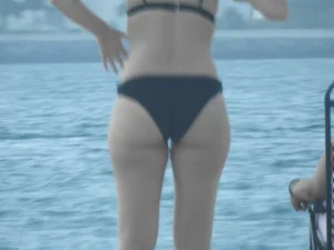 Hot chick bending @ beach (OC)