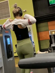 Girl working out with a nice ass in green leggings