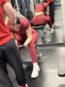Extremely juicy phat ass in gym