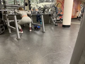 Hot gym babe in grey leggings with a nice ass doing squats