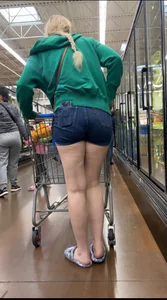 PAWG eating up shorts. VPL