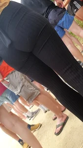 College girl in leggings + Bikinishot of the girl yesterday (OC)