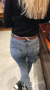 Blonde babe with a nice ass getting lunch in leggings and jeans