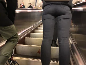 Candid Booty in Tight Black Jeans on a Subway Escalator Closeups
