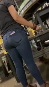 Teen supervisor at work: wide hips and a DUMPTRUCK ass