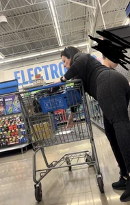 Pawg Mom with nice ass in spandex