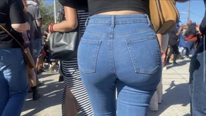 Sexy Latina in tight jeans w| bubble