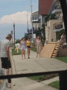 Couple teens walking in shorts and leggings