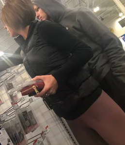 Skinny lady at Best Buy in tight leggings