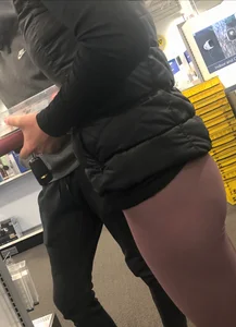 Skinny lady at Best Buy in tight leggings