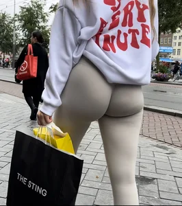 Hot bubblebutt with a jiggle in thight leggings