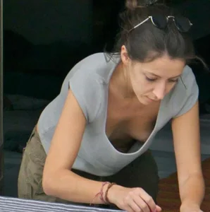 Candid boobs, nip slip and downblouse pics