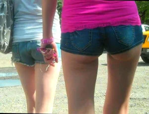 Skinny babe in denim shorts with a nice gap showing ass cheeks