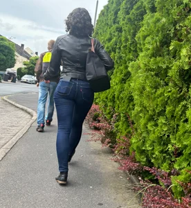 Nerdy girl fills out skin tight levis