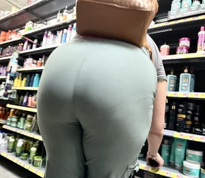 Casual milf kept bending over w strong VPL‼️