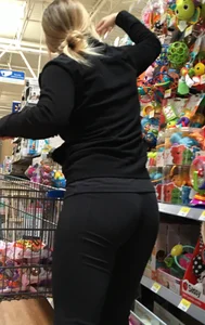 Blonde milf with a nice ass and vtl in leggings on her knees bending over
