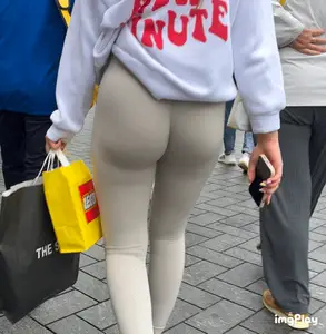 Hot bubblebutt with a jiggle in thight leggings