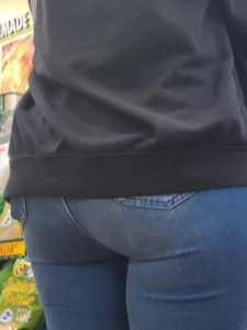Cute milf at grocery store (face shots)