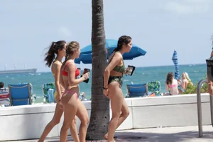 Deerfield Beach girls in bikinis