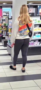 Blonde in gray yogas