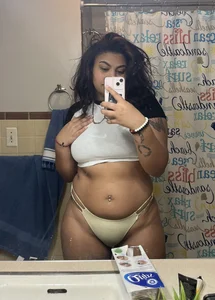 Chubby girl's mirror selfies