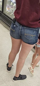 Nice MILF legs in tight shorts