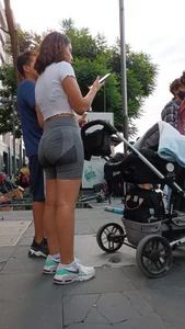 Joven Milf con un shorts dónde se puede apreciar el gran culo que tiene