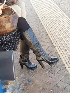 Candid girls in public showing nice legs and feet