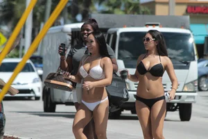 Group of Florida bikini babes and a sexy Asian busted
