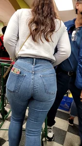 Latina in tight jeans (good set)