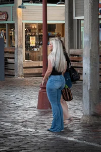 Curvy Texas blonde in tight jeans