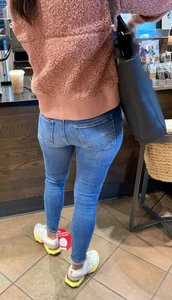 Cute Jeans @ Starbucks