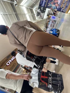 Latina in leggings w/ VTL + bonus caps