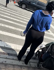 Black Queen with the YAMS in leggings at the airport ( OC , GIFs)