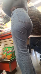 Latina big buttocks/perras nalgotas en jeans [oc]