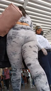 Latina culona en leggings