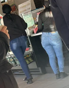(OC) 2 Latina friends in tight jeans
