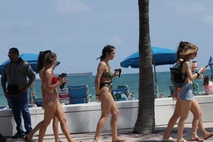 Deerfield Beach girls in bikinis