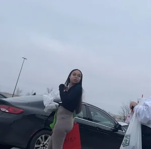 Caught this Hot tight babe in leggings leaving