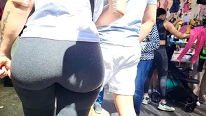 Hot big bubble ass in grey leggings