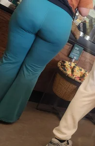 Third time capping this big ass milf in flared leggings