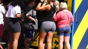Big booty blonde babe in tight grey spandex shorts with vtl