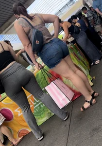 Jiggly pawg with her pawg mother (OC)